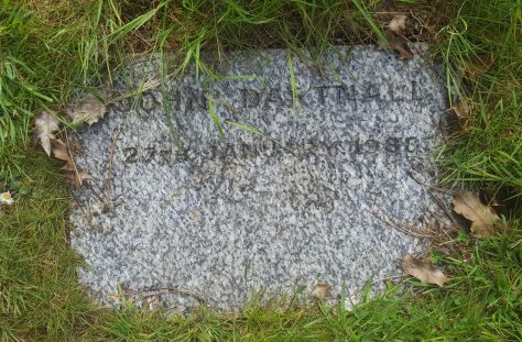 Gravestone of DARTNELL John Geoffrey 1988