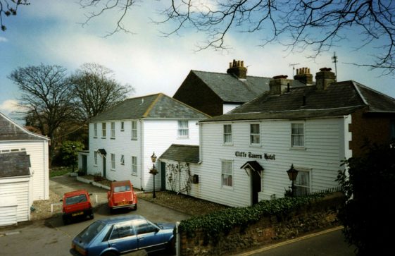 Cliffe House, Cliffe Tavern and the cottages attached to Cliffe Tavern complex. 1976