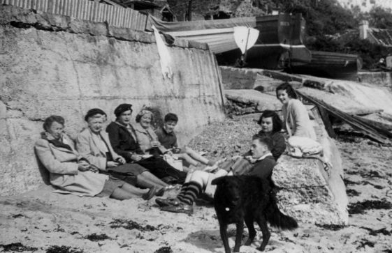 Denoon family and friends on the foreshore c.1950/51